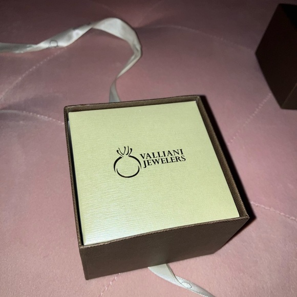 Valliani Jewelers Emerald Pendant - Picture 7 of 8